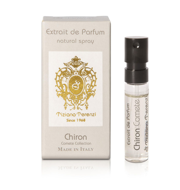 Campioncino del profumo Chiron di Tiziana Terenzi, con scatola beige decorata con un motivo dorato e il nome del profumo stampato in grigio.