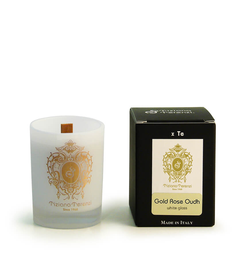 Candela profumata Tiziana Terenzi - Gold Rose Oudh in vetro bianco satinato con il logo dorato inciso. Accanto, la confezione nera con l'etichetta riportante il nome 'Gold Rose Oudh' e il marchio Tiziana Terenzi.