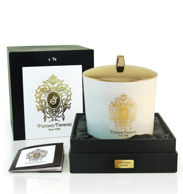 Candela Tiziana Terenzi Ischia Orchid, in confezione di lusso con coperchio dorato e logo decorativo dorato. La candela è presentata in un elegante packaging bianco e nero con dettagli dorati, riflettendo il marchio artigianale italiano, attivo dal 1968.