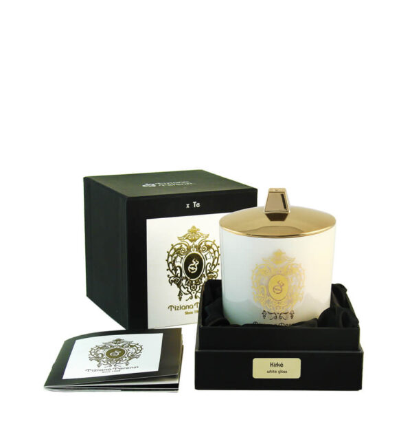 Candela Tiziana Terenzi Kirkè in vaso di vetro nero con coperchio lucido e decorazione dorata. La candela è presentata in una confezione nera elegante, con il logo distintivo Tiziana Terenzi e un opuscolo informativo a lato, risaltando l’artigianato italiano dal 1968.