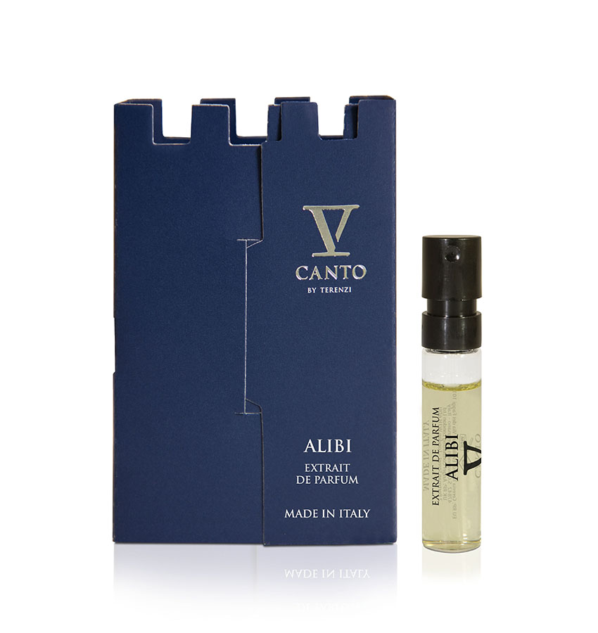 Campioncino del profumo Alibi di V Canto, con flacone trasparente e tappo nero accanto alla scatola blu decorata con il logo V Canto in oro e il nome del profumo stampato in oro.