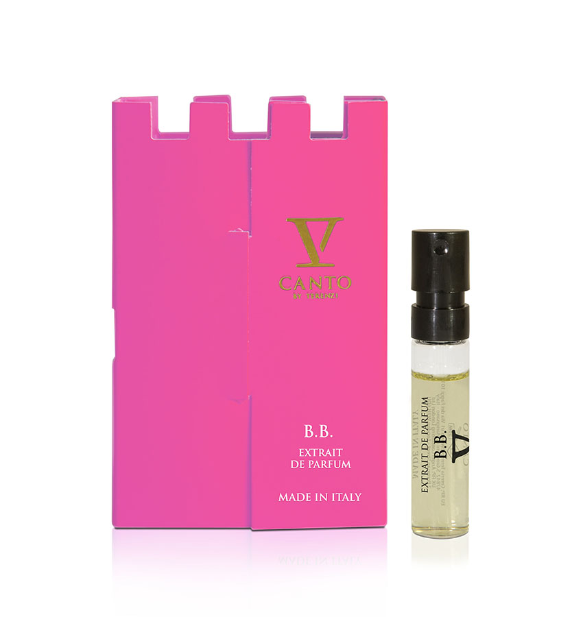 Campioncino del profumo B.B. di V Canto, con flacone trasparente e tappo nero accanto alla scatola rosa decorata con il logo V Canto in oro e il nome del profumo stampato in oro.