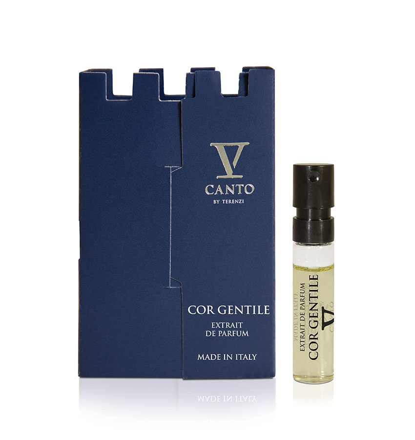 Campioncino del profumo Cor Gentile di V Canto, con flacone trasparente e tappo nero accanto alla scatola blu decorata con il logo V Canto in oro e il nome del profumo stampato in oro.