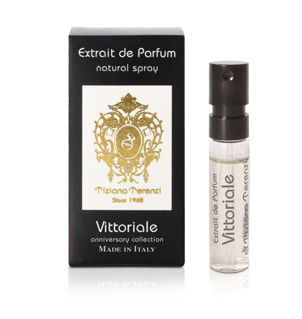 Campioncino del profumo Vittoriale di Tiziana Terenzi, con scatola nera decorata con un motivo dorato e il nome del profumo stampato in bianco.