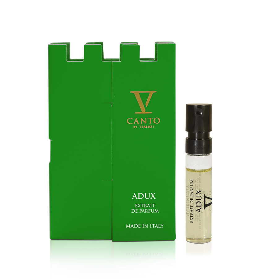 Campioncino del profumo Adux di V Canto, con flacone trasparente e tappo nero accanto alla scatola verde decorata con il logo V Canto in oro e il nome del profumo stampato in oro.