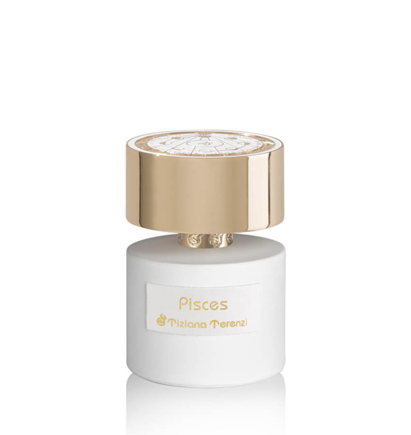 Flacone del profumo Pisces di Tiziana Terenzi. Il flacone bianco con tappo dorato ha il nome del profumo stampato in oro.