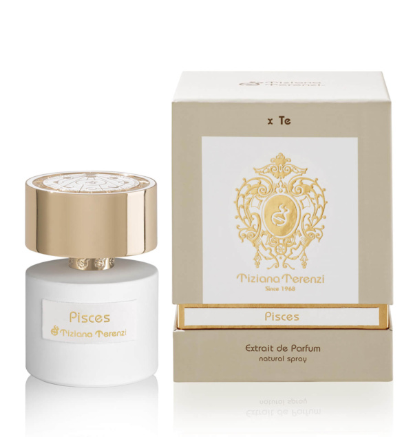 Flacone e scatola del profumo Pisces di Tiziana Terenzi. Il flacone bianco con tappo dorato è accanto alla scatola decorata con un motivo dorato e il nome del profumo stampato in oro.