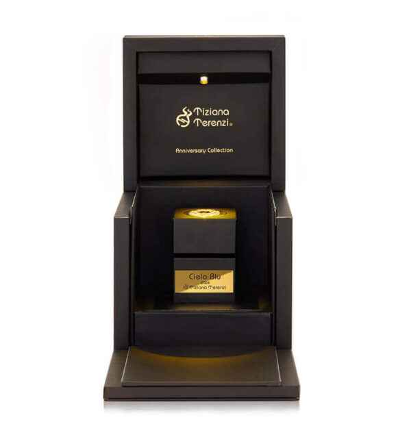 Confezione aperta del profumo 'Cielo Blu' della collezione Anniversary di Tiziana Terenzi, con flacone nero e dettagli dorati esposti in un'elegante scatola illuminata.