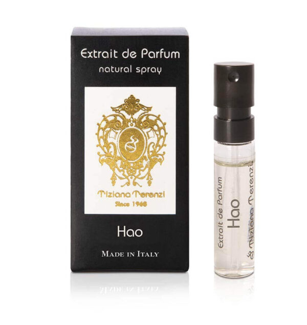 Campioncino da 1.5 ml di Extrait de Parfum 'Hao' di Tiziana Terenzi, con la confezione nera decorata con stemma dorato al centro e testo bianco.