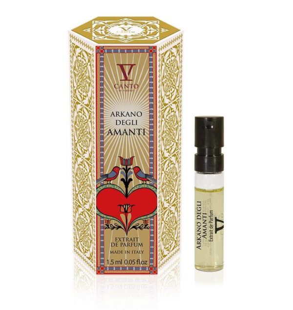 Campioncino da 1.5 ml di Extrait de Parfum 'Arkano degli Amanti' di V Canto, affiancato dalla confezione dorata decorata con motivi artistici e dettagli rossi.