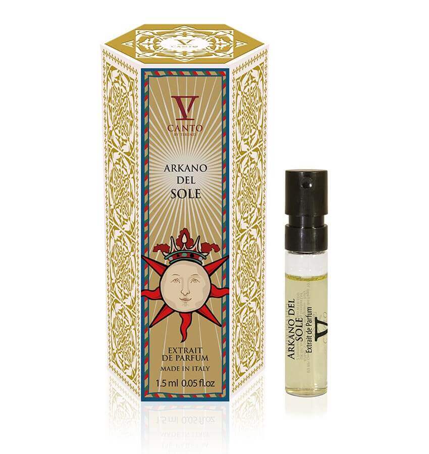 Campioncino da 1.5 ml di Extrait de Parfum 'Arkano del Sole' di V Canto, affiancato dalla confezione dorata decorata con motivi artistici e dettagli rossi.