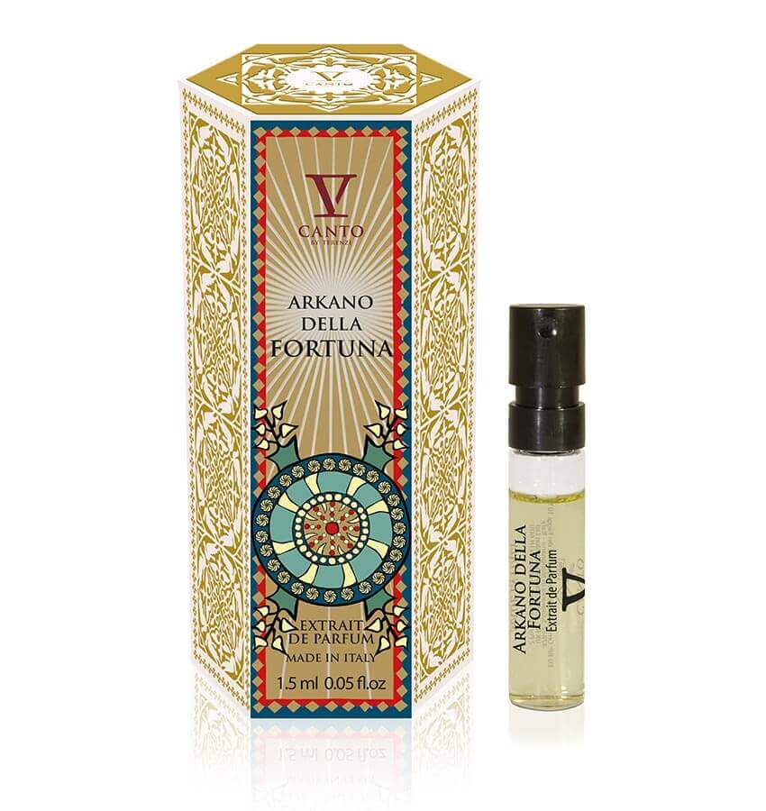 Campioncino da 1.5 ml di Extrait de Parfum 'Arkano della Fortuna' di V Canto, affiancato dalla confezione dorata decorata con motivi artistici e dettagli rossi.