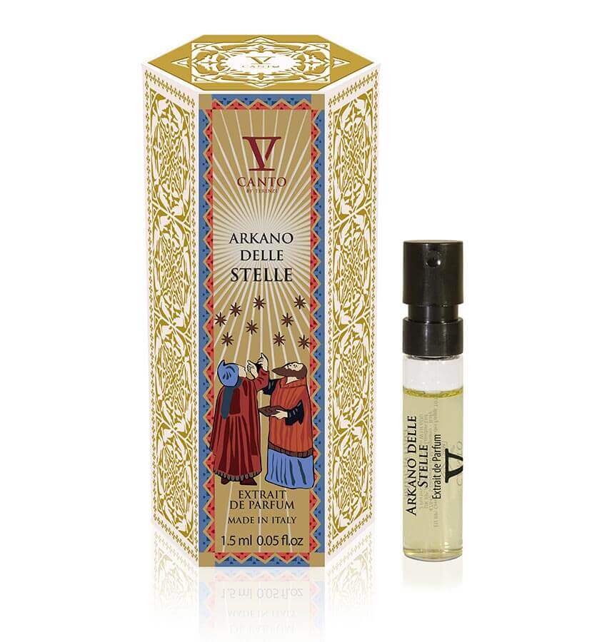 Campioncino da 1.5 ml di Extrait de Parfum 'Arkano delle Stelle' di V Canto, affiancato dalla confezione dorata decorata con motivi artistici e dettagli rossi.